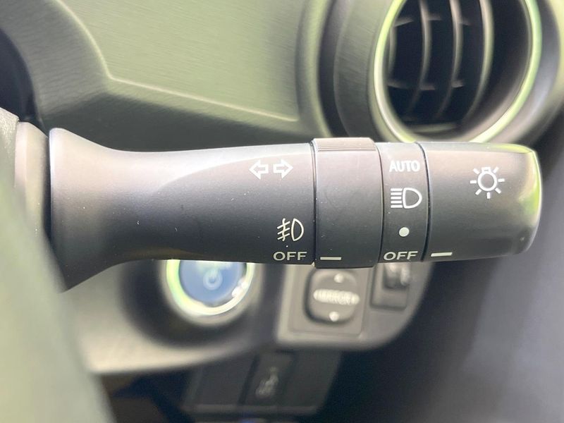 2013 Toyota Aqua DAA-NHP10 (UW-6a61ae87cddf5)[25]