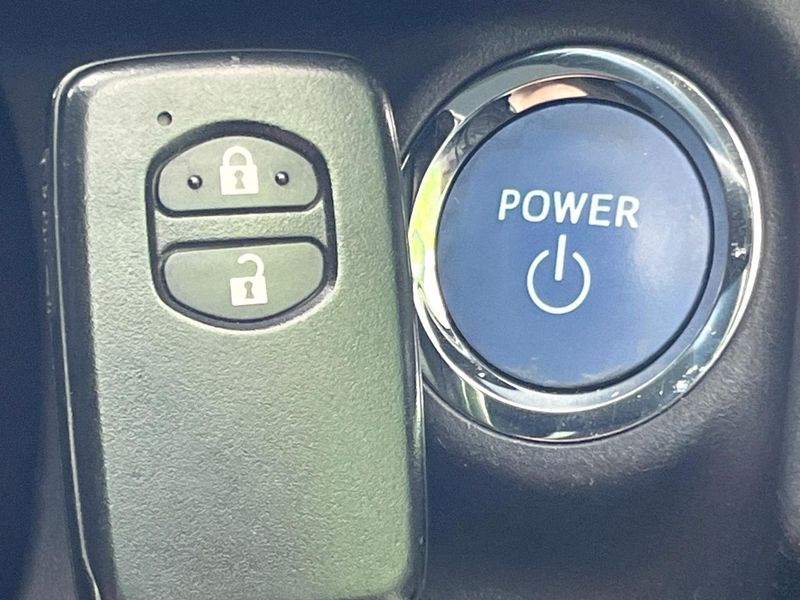 2013 Toyota Aqua DAA-NHP10 (UW-6a61ae87cddf5)[14]