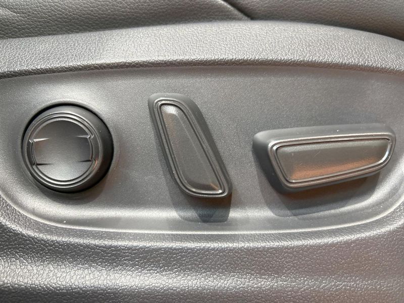 2024 Toyota Corolla Cross 6AA-ZVG13 (UW-6a61af59da175)[24]