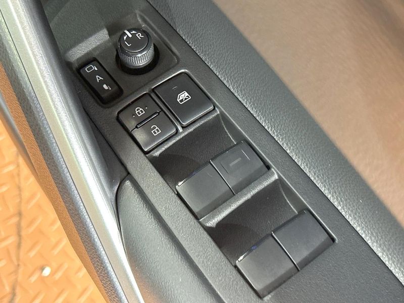 2024 Toyota Corolla Cross 6AA-ZVG13 (UW-6a61af59da175)[29]