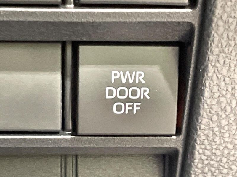2024 Toyota Voxy 6BA-MZRA90W (UW-6a62d8f21054a)[22]