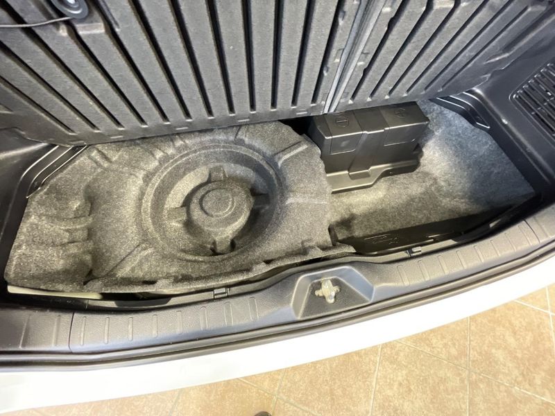 2016 Toyota Voxy DAA-ZWR80W (UW-6a62da013f61d)[23]
