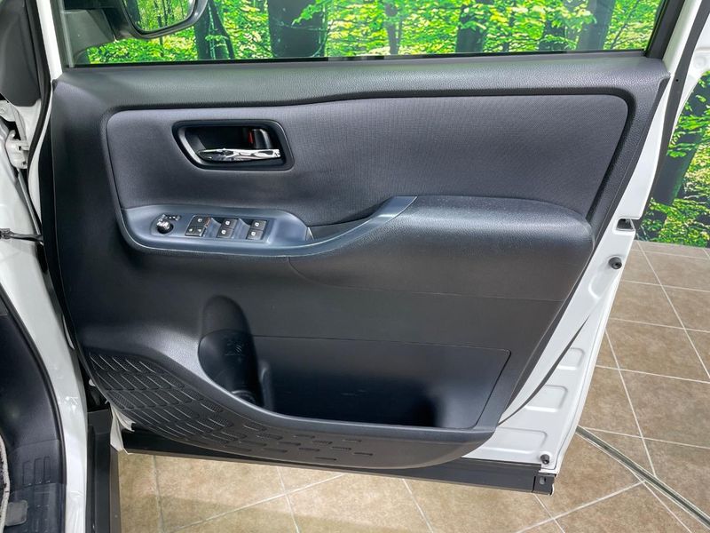 2016 Toyota Voxy DAA-ZWR80W (UW-6a62da013f61d)[28]
