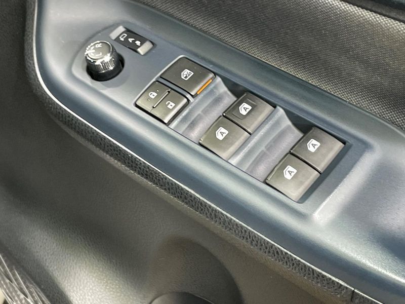 2016 Toyota Voxy DAA-ZWR80W (UW-6a62da013f61d)[29]