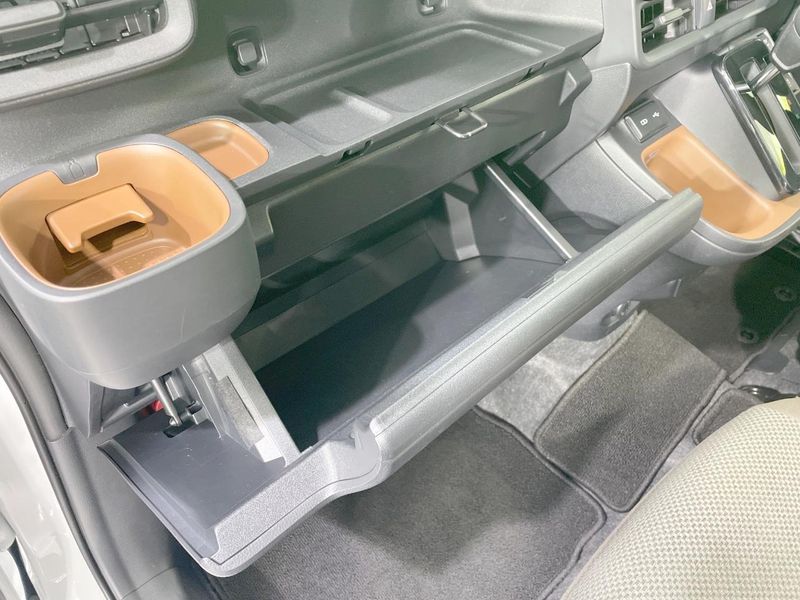 2025 Toyota Sienta 6AA-MXPL15G (UW-6a642a548774d)[19]