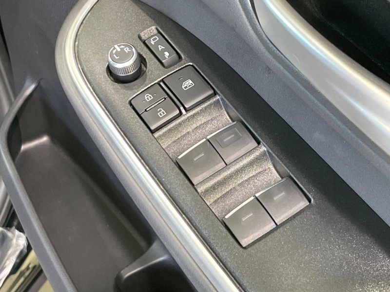 2023 Toyota Voxy 6AA-ZWR90W (UW-6a642b818ce74)[24]