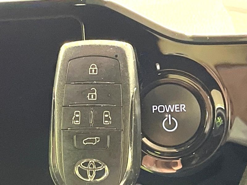 2024 Toyota Voxy 6AA-ZWR90W (UW-6a642b8d4b4a2)[9]