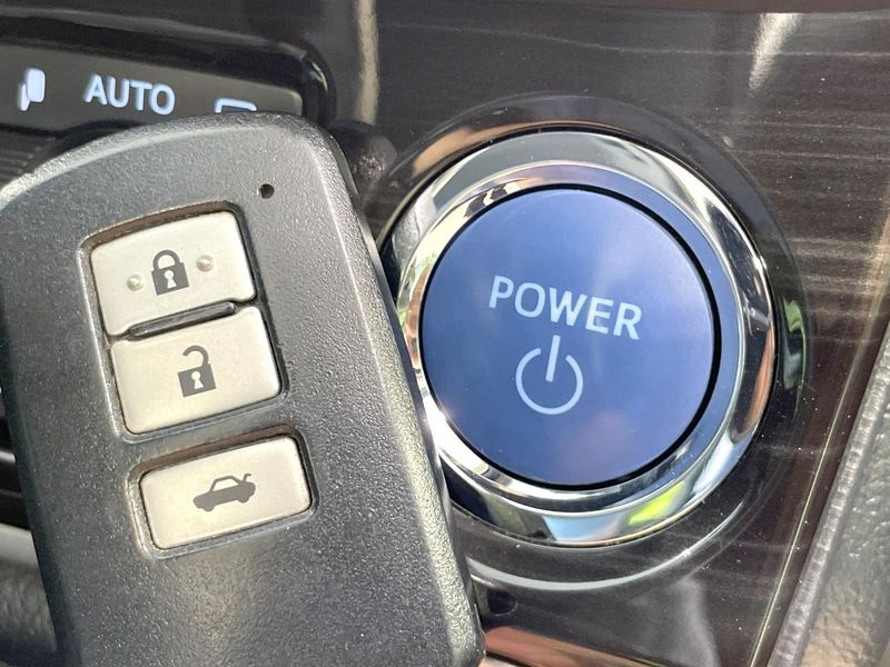 2016 Toyota Crown Hybrid DAA-AWS210 (UW-6a65793b2d5e4)[23]