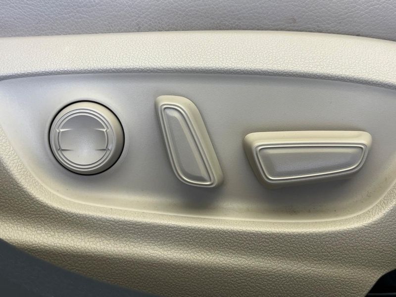 2017 Toyota Camry DAA-AXVH70 (UW-6a657950f3f7c)[22]