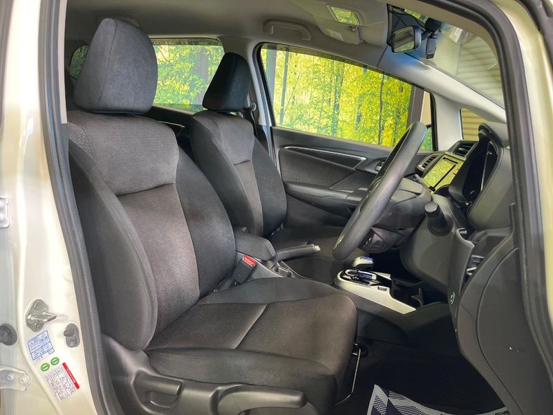 2014 Honda Fit Hybrid DAA-GP5 (UW-6a657a0193d4e)[26]