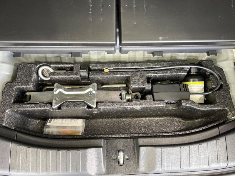 2018 Honda N-BOX CUSTOM DBA-JF3 (UW-6a657a7128ba2)[26]