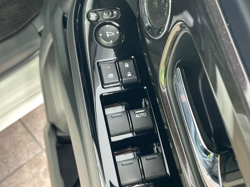 2018 Honda N-BOX CUSTOM DBA-JF3 (UW-6a657a7128ba2)[10]