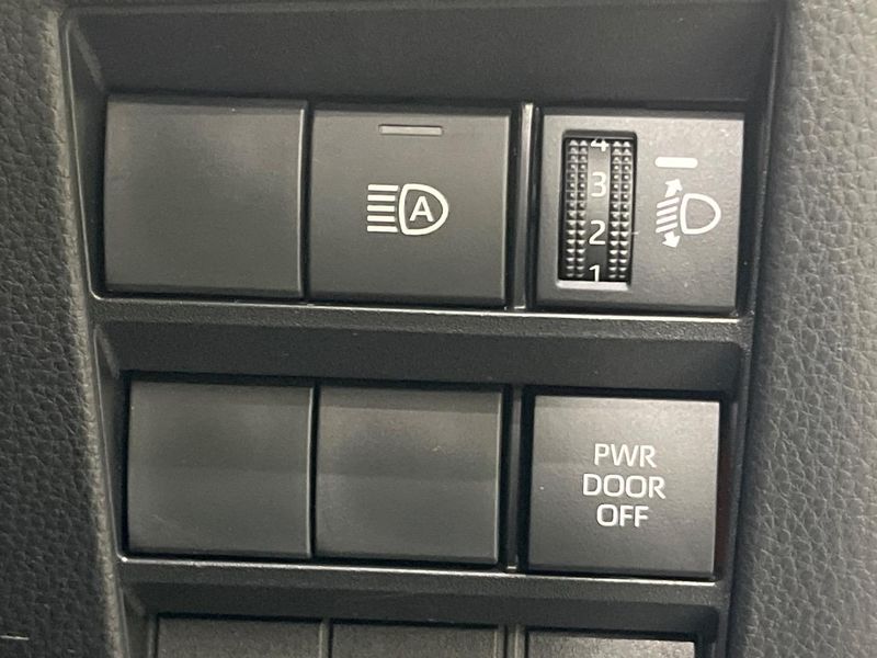 2025 Toyota Noah 6BA-MZRA90W (UW-6a657be734772)[19]