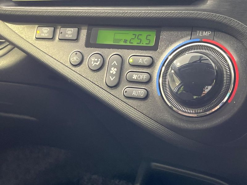 2012 Toyota Aqua DAA-NHP10 (UW-6a657bf395754)[29]