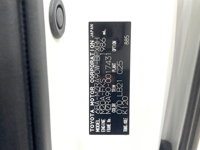 2022 Toyota Voxy 6BA-MZRA90W (UW-6a66cd52f0dd6)[1]