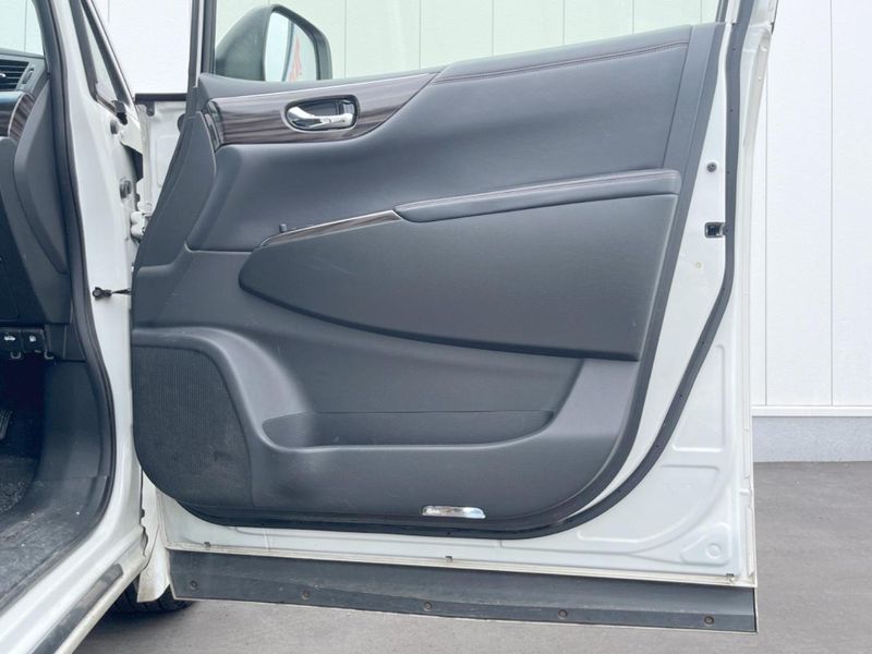2017 Nissan Elgrand DBA-TNE52 (UW-6a66cdd00f3e2)[21]