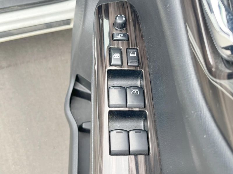 2017 Nissan Elgrand DBA-TNE52 (UW-6a66cdd00f3e2)[22]