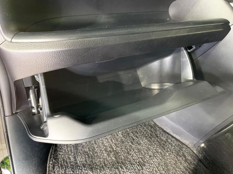 2018 Toyota Voxy DBA-ZRR80W (UW-6a66ce24ca231)[28]