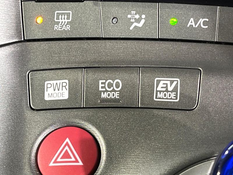 2015 Toyota Prius DAA-ZVW30 (UW-6a66ce3ee54c8)[17]