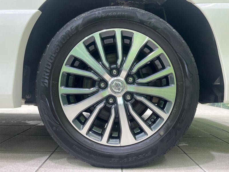 2015 Nissan Serena DAA-HFC26 (UW-6a681d4b874d7)[23]