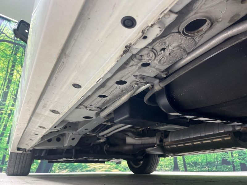 2015 Nissan Serena DAA-HFC26 (UW-6a681d4b874d7)[17]