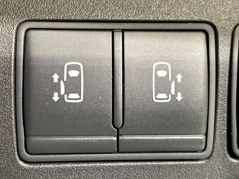 2016 Nissan Serena DAA-HFC26 (UW-6a681d4c655f2)[21]