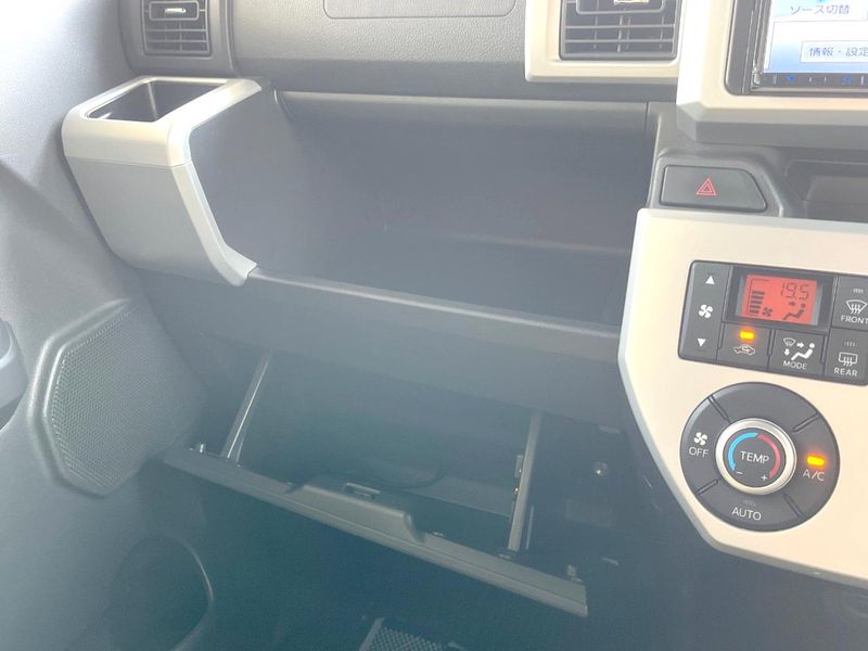 2016 Daihatsu Wake DBA-LA700S (UW-6a681e250837d)[12]