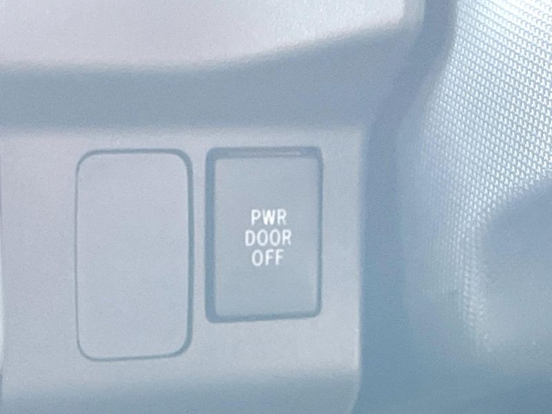 2016 Daihatsu Wake DBA-LA700S (UW-6a681e250837d)[25]