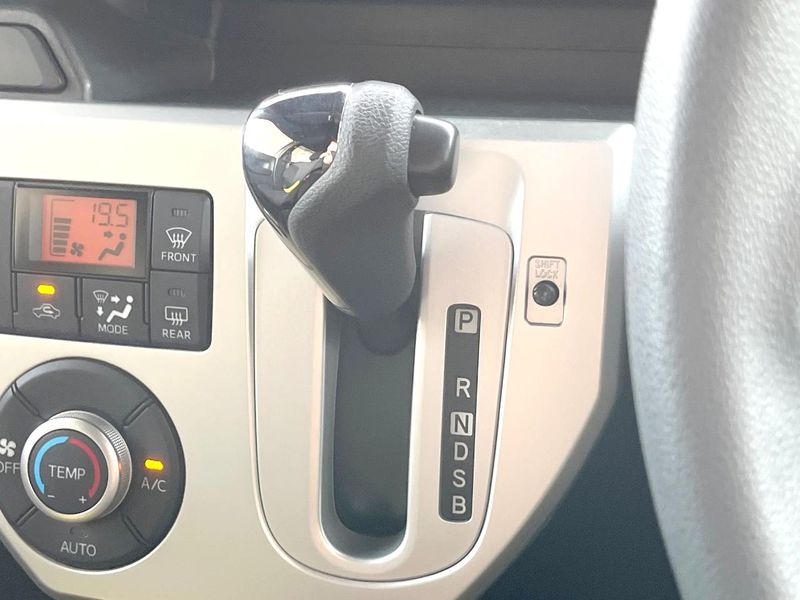 2016 Daihatsu Wake DBA-LA700S (UW-6a681e250837d)[10]