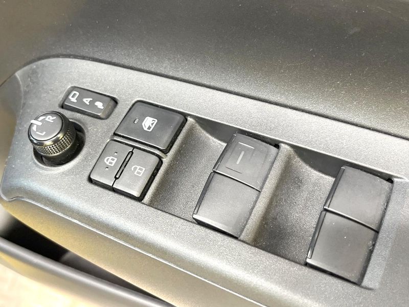 2022 Toyota Aqua 6AA-MXPK11 (UW-6a681ee4754af)[12]