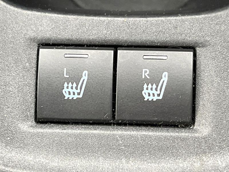 2022 Toyota Aqua 6AA-MXPK11 (UW-6a681ee4754af)[22]