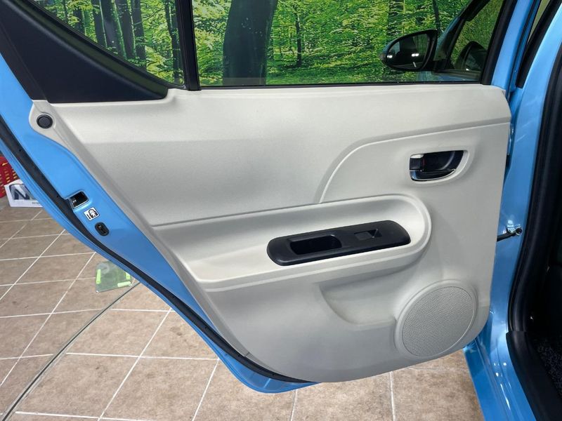 2013 Toyota Aqua DAA-NHP10 (UW-6a681f17c2ab8)[20]