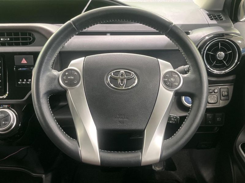 2015 Toyota Aqua DAA-NHP10 (UW-6a681f1b7b881)[21]
