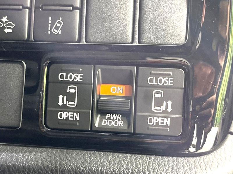 2018 Toyota Voxy DBA-ZRR85W (UW-6a681feb8c0ac)[6]