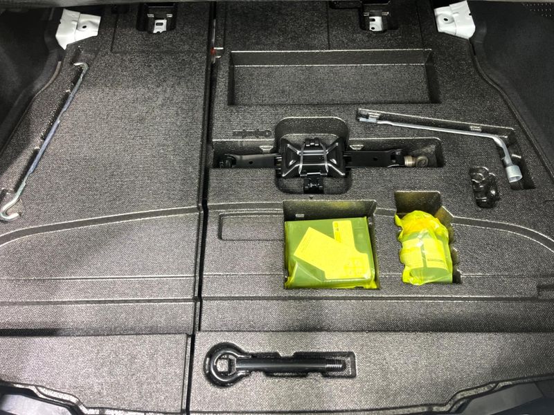 2019 Toyota Prius DAA-ZVW51 (UW-6a68200ea16d2)[16]