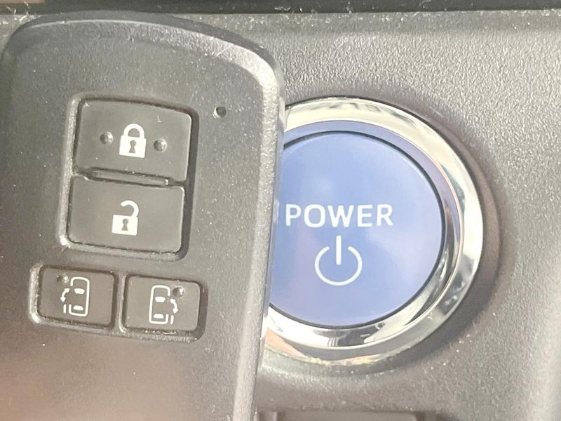 2018 Toyota Esquire DAA-ZWR80G (UW-6a68201a42a58)[4]
