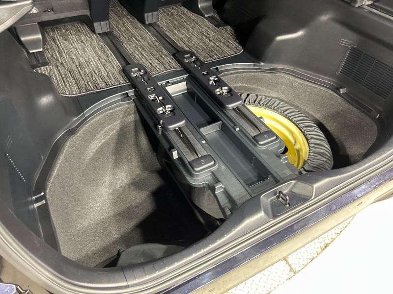 2018 Toyota Vellfire Hybrid DAA-AYH30W (UW-6a696de1a371b)[4]