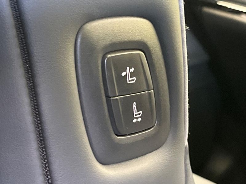 2018 Toyota Crown Hybrid 6AA-AZSH20 (UW-6a696de68563e)[16]