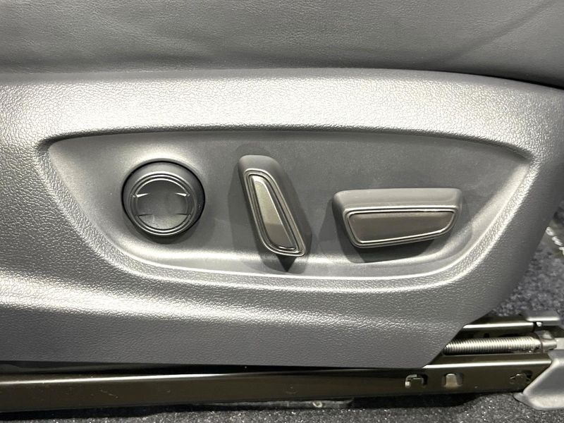 2023 Toyota Crown Crossover 6AA-AZSH35 (UW-6a696deb8e5cf)[23]