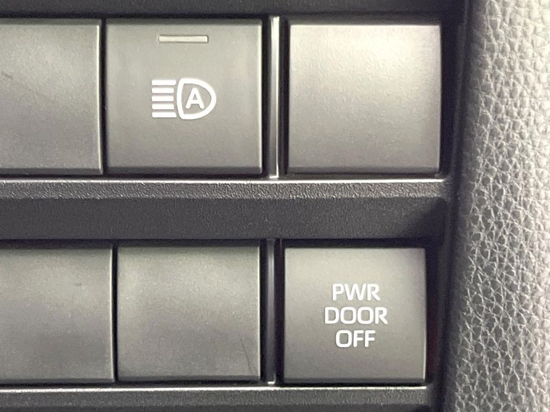 2024 Toyota Voxy 6BA-MZRA90W (UW-6a69708d3c91b)[10]