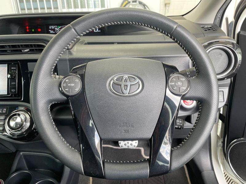 2016 Toyota Aqua DAA-NHP10 (UW-6a69709935737)[20]
