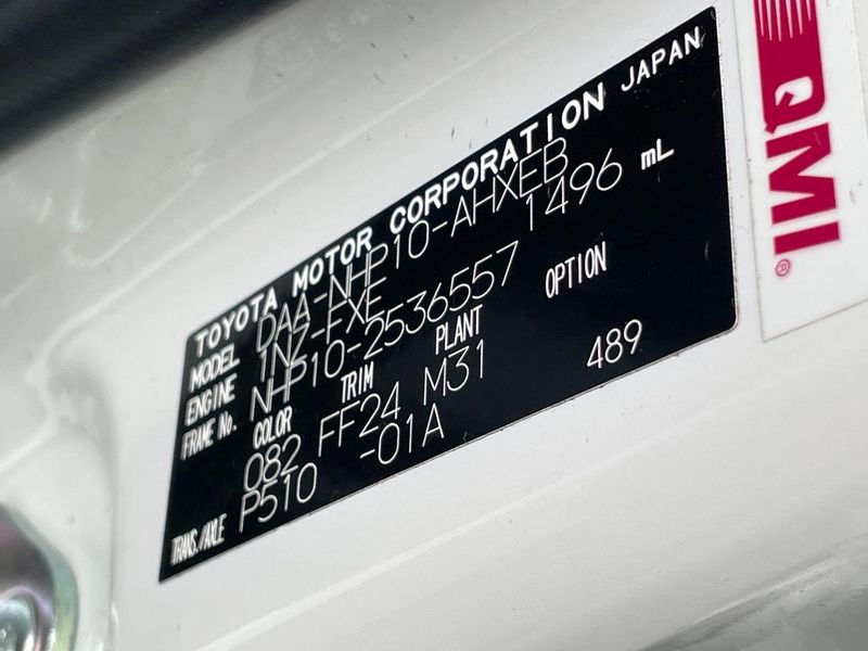 2016 Toyota Aqua DAA-NHP10 (UW-6a69709935737)[1]