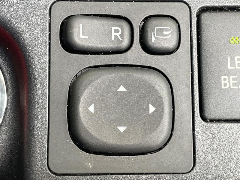 2016 Toyota Aqua DAA-NHP10 (UW-6a69709935737)[26]