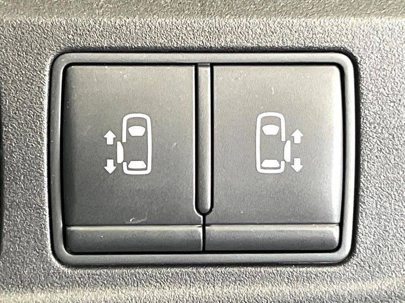 2017 Nissan Serena DAA-GFC27 (UW-6a6abfeb1f87c)[3]