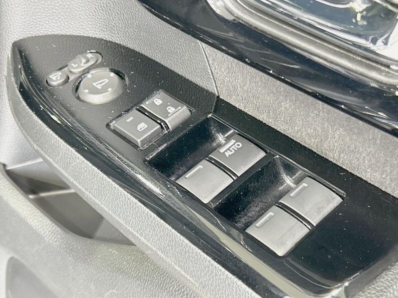 2022 Honda N-BOX CUSTOM 6BA-JF3 (UW-6a6ac08209d3d)[19]