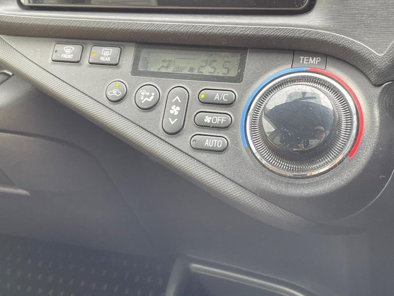 2013 Toyota Aqua DAA-NHP10 (UW-6a6ac1f980d11)[22]