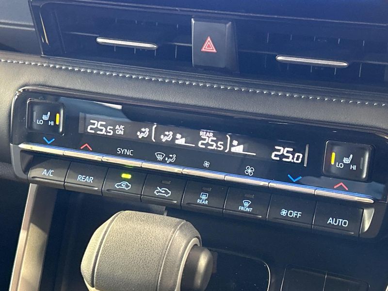 2022 Toyota Voxy 6BA-MZRA90W (UW-6a6c13b956332)[17]