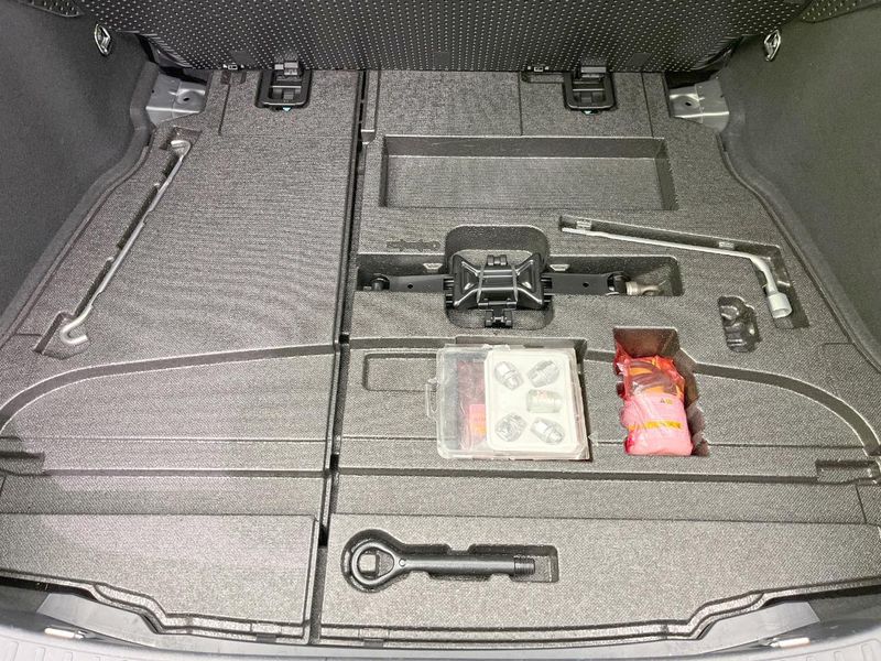 2016 Toyota Prius DAA-ZVW50 (UW-6a6c14c39774a)[13]