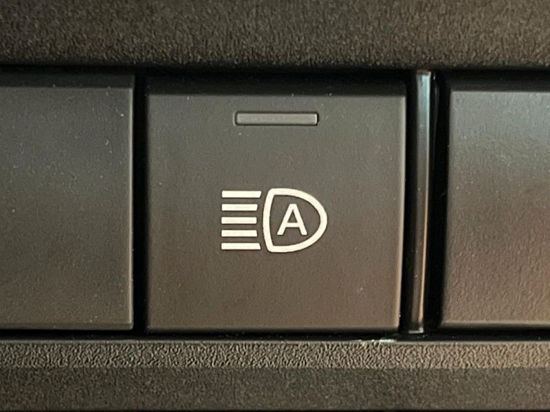 2023 Toyota Voxy 6AA-ZWR90W (UW-6a6c14e5559f5)[25]
