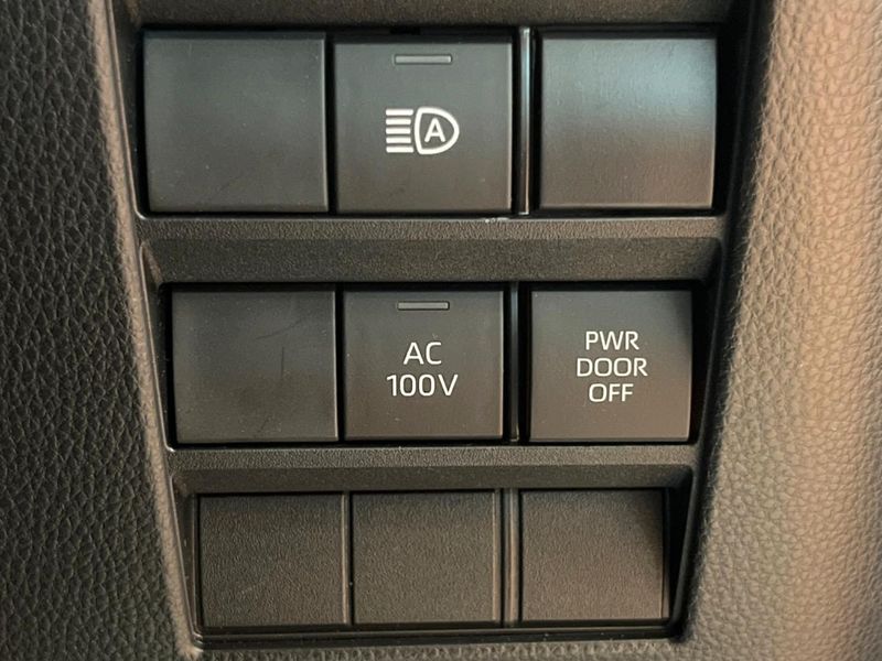 2023 Toyota Voxy 6AA-ZWR90W (UW-6a6c14e5559f5)[24]